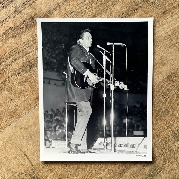 Other | Johnny Cash Black And White Photograph 8x1 Music Guitar Country ...